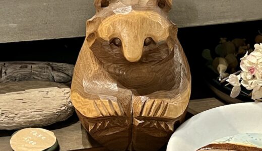 「haku hostel ＋ cafe bar」の木彫り熊